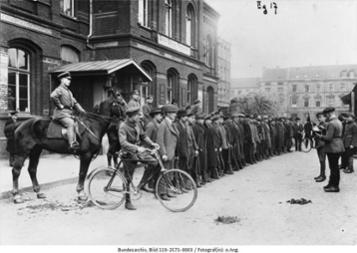 Mitglieder der "Roten Ruhrarmee" beim Appell, März 1920