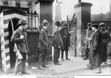 Ruhrgebiet.- Ruhraufstand, Mitglieder der Roten Ruhrarmee vor Gebäude stehend, März 1920