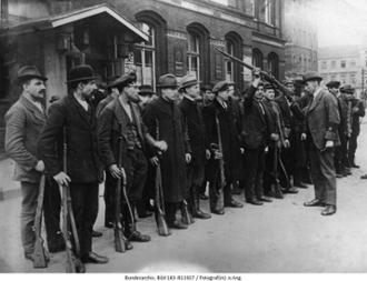 Mitglieder der "Roten Ruhrarmee" beim Gewehrappell, März 1920