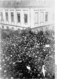 Redner (vermutlich Philipp Scheidemann in einem Fenster der Reichskanzlei stehend) vor einer Menschenmenge, 1918