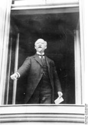 Philipp Scheidemann in einem Fenster (vermutlich der Reichskanzlei) stehend in Rednerhaltung, o.Dat.